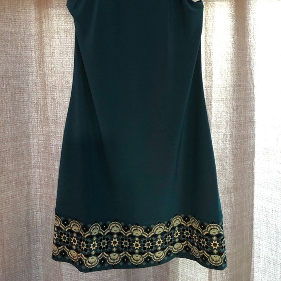 WHBM EMBROIDERED SHIFT DRESS - Picture 4 of 5